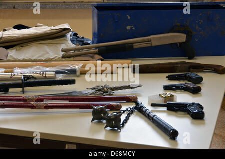 Die Polizei zeigt Waffen konfisziert während eines Überfalls auf die Hells Angels in Cottbus, Deutschland, 18. Juli 2012. Die Waffen wurden in den Boden unter Laub auf dem Gelände, laut den Ermittlern begraben. Foto: MICHAEL HELBIG Stockfoto