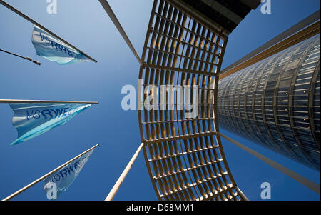 (Dpa-Datei) - ein Datei-Bild vom 6. Februar 2012 zeigt den sogenannte RWE-Turm, das Hauptquartier des Energieunternehmens RWE in Essen, Deutschland. Ein Sprecher der Union Verdi kündigte am 17. Juli 2012, dass die Union mit dem Management von RWE nicht einverstanden ist. Das Unternehmen ist bereit, weitere 2000 Arbeitsplätze abbauen. Foto: Bernd Thissen Stockfoto