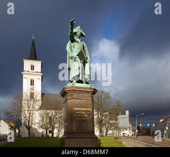 (Dpa-Datei) - ein Datei-Bild vom 17. Dezember 2011 zeigt ein Denkmal von Leopold Friedrich Franz (1740-1817) vor Kirche St. Johannes in Dessau-Roßlau, Deutschland. Nach einer parlamentärische Entscheidung am 17. Juli 2012 will die linke (Partei) in Sachsen-Anhalt auf eine angebliche Zuschuss betrug in Dessau-Roßlau zu untersuchen. Foto: Jens Wolf Wolf Stockfoto