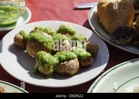 La Palma, Kanarische Inseln - lokale Gerichte. Papas Arrugadas, oder faltig Salz gebackene Kartoffeln mit grüner Mojo Verde Sauce. Stockfoto