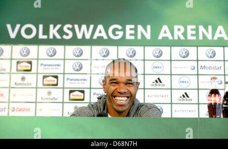 Wolfsburgs neue Spieler Naldo lacht während seiner Präsentation auf einer Pressekonferenz in Wolfsburg, Deutschland, 19. Juli 2012. Brasilianische Naldo übertragen Fußball-Bundesligisten VfL Wolfsburg vom SV Werder Bremen. Foto: Dominique Leppin Stockfoto