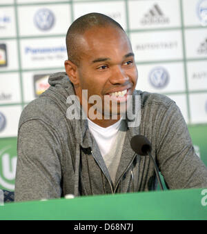 Wolfsburgs neue Spieler Naldo lächelt während seiner Präsentation auf einer Pressekonferenz in Wolfsburg, Deutschland, 19. Juli 2012. Brasilianische Naldo übertragen Fußball-Bundesligisten VfL Wolfsburg vom SV Werder Bremen. Foto: Dominique Leppin Stockfoto