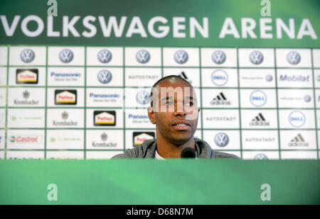 Wolfsburgs neue Spieler Naldo sieht sich bei seiner Präsentation auf einer Pressekonferenz in Wolfsburg, Deutschland, 19. Juli 2012. Brasilianische Naldo übertragen Fußball-Bundesligisten VfL Wolfsburg vom SV Werder Bremen. Foto: Dominique Leppin Stockfoto