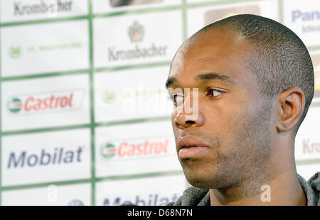 Wolfsburgs neue Spieler Naldo sieht sich bei seiner Präsentation auf einer Pressekonferenz in Wolfsburg, Deutschland, 19. Juli 2012. Brasilianische Naldo übertragen Fußball-Bundesligisten VfL Wolfsburg vom SV Werder Bremen. Foto: Dominique Leppin Stockfoto