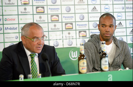 Wolfsburgs neue Spieler präsentierte Naldo (R) von Wolfsburgs Head coach Felix Magath auf einer Pressekonferenz in Wolfsburg, Deutschland, 19. Juli 2012. Brasilianische Naldo übertragen Fußball-Bundesligisten VfL Wolfsburg vom SV Werder Bremen. Foto: Dominique Leppin Stockfoto