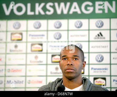 Wolfsburgs neue Spieler Naldo sieht sich bei seiner Präsentation auf einer Pressekonferenz in Wolfsburg, Deutschland, 19. Juli 2012. Brasilianische Naldo übertragen Fußball-Bundesligisten VfL Wolfsburg vom SV Werder Bremen. Foto: Dominique Leppin Stockfoto