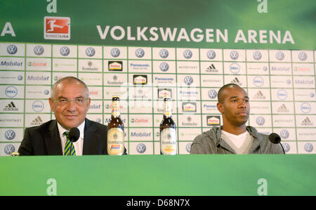 Wolfsburgs neue Spieler präsentierte Naldo (R) von Wolfsburgs Head coach Felix Magath auf einer Pressekonferenz in Wolfsburg, Deutschland, 19. Juli 2012. Brasilianische Naldo übertragen Fußball-Bundesligisten VfL Wolfsburg vom SV Werder Bremen. Foto: Dominique Leppin Stockfoto