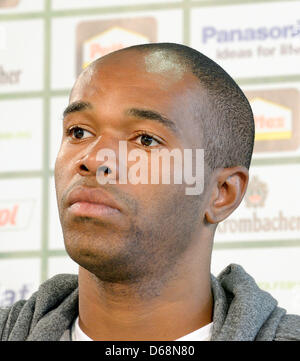 Wolfsburgs neue Spieler Naldo sieht sich bei seiner Präsentation auf einer Pressekonferenz in Wolfsburg, Deutschland, 19. Juli 2012. Brasilianische Naldo übertragen Fußball-Bundesligisten VfL Wolfsburg vom SV Werder Bremen. Foto: Dominique Leppin Stockfoto