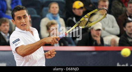 Spanischer Tennisspieler Nicolas Almagro schlägt den Ball während eines Spiels gegen Dawydenko aus aus Russland auf der ATP World Tour 500 Turnier am Rothenbaum in Hamburg, Deutschland, 19. Juli 2012. Foto: ANGELIKA WARMUTH Stockfoto