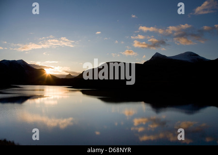 Sonnenuntergang über dem Corbett Cul Beag (links) Cul-Mor (rechts) und kleinere Hügel Stac Pollaidh, Highland, Schottland Stockfoto