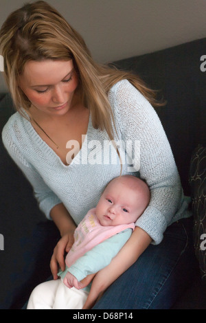 Glückliche junge Eltern und ihr baby Stockfoto