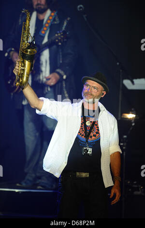 Saxophonist Todd Cooper führt auf der Bühne während The Alan Parsons Live Project Tour 2012 im Circus Krone in München, 19. Juli 2012. Foto: Revierfoto Stockfoto