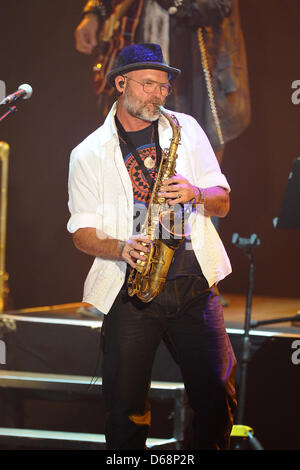 Saxophonist Todd Cooper führt auf der Bühne während The Alan Parsons Live Project Tour 2012 im Circus Krone in München, 19. Juli 2012. Foto: Revierfoto