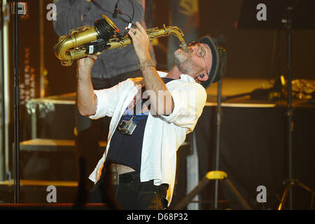 Saxophonist Todd Cooper führt auf der Bühne während The Alan Parsons Live Project Tour 2012 im Circus Krone in München, 19. Juli 2012. Foto: Revierfoto