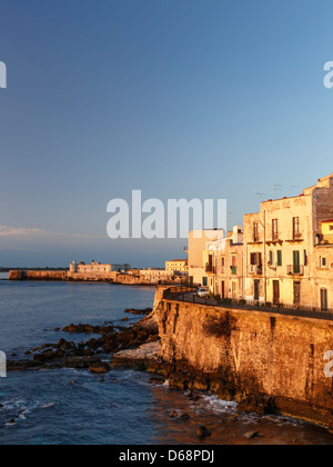 Siracusa, Ortigia, östliche Küste mit Burg Maniace bei Sonnenaufgang. Sizilien, Italien Stockfoto