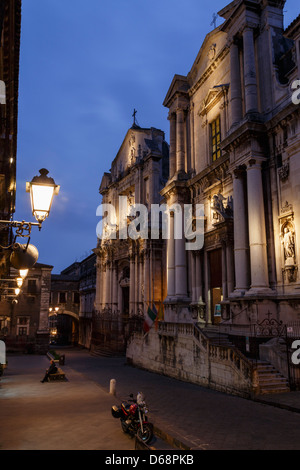 Catania, Via Crociferi, Kirchen Barock am Abend. Stockfoto
