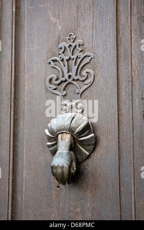 Türklopfer in der alten französischen Stadt Montréal, im Gers, Frankreich Stockfoto