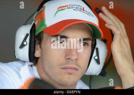 Französischer Formel-1-Testdriver Jules Bianchi von Force India Uhren im zweite Training in der Garage seines Teams auf dem Hockenheimring in Hockenheim, Deutschland, 20. Juli 2012 verfolgen. Die Formel 1 Grand Prix von Deutschland stattfinden am 22. Juli 2012. Foto: David Ebener dpa Stockfoto