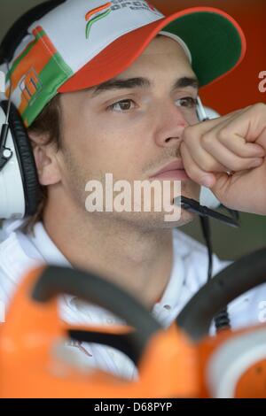 Französischer Formel-1-Testdriver Jules Bianchi von Force India Uhren im zweite Training in der Garage seines Teams auf dem Hockenheimring in Hockenheim, Deutschland, 20. Juli 2012 verfolgen. Die Formel 1 Grand Prix von Deutschland stattfinden am 22. Juli 2012. Foto: David Ebener dpa Stockfoto