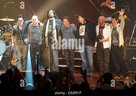 Danny Thompson, Guy Erez, Alan Parsons, Paul Josef Olsson, Alastair Greene, Todd Cooper und Tom Brooks von The Alan Parsons Live Project - Tour 2012 Stand nach ihrem Auftritt im Circus Krone in München, 19. Juli 2012. Foto: Revierfoto Stockfoto