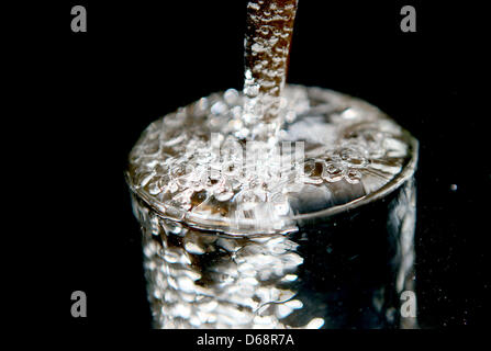 (DATEI) Eine Archivfoto vom 2. Juli 2008 zeigt ein Wasserglas voll von Trinkwasser in Köln. Während ein Trinkwasser Test von TÜV Rheinland getestet Leitungswasser bei 25 öffentlich zugänglichen Wasserhähne in ganz Deutschland für die Zeitschrift "Bild der Frau".  Jede dritte Probe enthaltenen Keime. Man hatte fünfmal die zulässigen Werte für Keime. Aber laut dem Bericht der Stockfoto