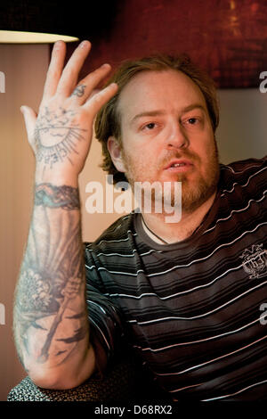 Datei - eine Archiv Bild datiert 8. Juni 2012 zeigt Sängerin Evgenij Nikitin aus Sankt Petersburg sitzen in einem Hotelzimmer in Berlin, Deutschland. Nikitin hat seine Leistung als "Holländer" nur wenige Tage vor der Eröffnung Premiere wegen Brust Tätowierungen, nationalsozialistischer Symbole abgesagt. Foto: CLAUDIA LEVETZOW Stockfoto