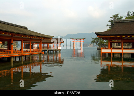 Torii und Schrein Itsukushima-Jinja, Miyajima, Hatsukaichi, Hiroshima, Japan Stockfoto