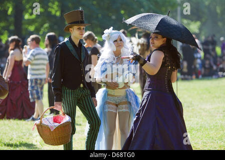 Besucher aus Deutschland, Europa, sogar aus Japan, Australien, Mexiko und Argentinien haben in phantasievollen Kostümen, die 21. Wave Gotik Treffen in Leipzig, Deutschland, 25. Mai 2012 feiern verkleidet. Foto: Wolfgang Wittchen Stockfoto