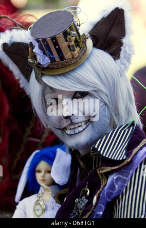 Besucher aus Deutschland, Europa, sogar aus Japan, Australien, Mexiko und Argentinien haben in phantasievollen Kostümen, die 21. Wave Gotik Treffen in Leipzig, Deutschland, 25. Mai 2012 feiern verkleidet. Foto: Wolfgang Wittchen Stockfoto