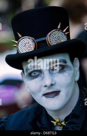 Besucher aus Deutschland, Europa, sogar aus Japan, Australien, Mexiko und Argentinien haben in phantasievollen Kostümen, die 21. Wave Gotik Treffen in Leipzig, Deutschland, 25. Mai 2012 feiern verkleidet. Foto: Wolfgang Wittchen Stockfoto