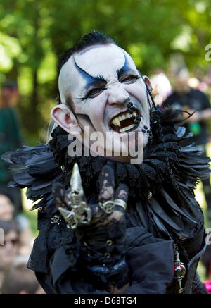 Besucher aus Deutschland, Europa, sogar aus Japan, Australien, Mexiko und Argentinien haben in phantasievollen Kostümen, die 21. Wave Gotik Treffen in Leipzig, Deutschland, 25. Mai 2012 feiern verkleidet. Foto: Wolfgang Wittchen Stockfoto