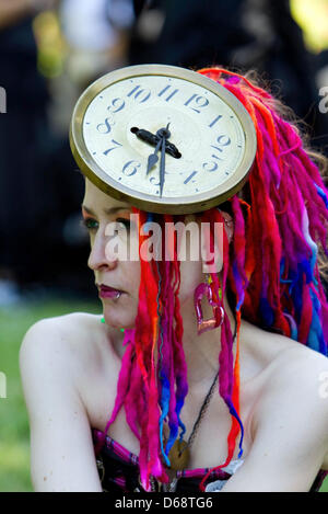 Besucher aus Deutschland, Europa, sogar aus Japan, Australien, Mexiko und Argentinien haben in phantasievollen Kostümen, die 21. Wave Gotik Treffen in Leipzig, Deutschland, 25. Mai 2012 feiern verkleidet. Foto: Wolfgang Wittchen Stockfoto