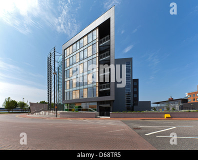 3 Assembly Square, Britannia Quay, Cardiff Bay, Heimat der Fernsehstudios von ITV Cymru-Wales, die vor einem fast klaren blauen Himmel stehen Stockfoto