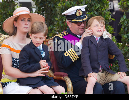 Prinz Laurent und Prinzessin Claire mit den Zwillingen Prinz Nicolas und Prinz Aymeric besuchen die Militärparade anlässlich der belgischen Nationalfeiertag in Brüssel, 21. Juli 2012. Foto: Patrick van Katwijk Niederlande Stockfoto