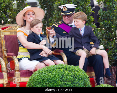 Prinz Laurent und Prinzessin Claire mit den Zwillingen Prinz Nicolas und Prinz Aymeric besuchen die Militärparade anlässlich der belgischen Nationalfeiertag in Brüssel, 21. Juli 2012. Foto: Patrick van Katwijk Niederlande Stockfoto