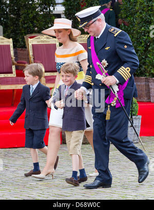 Prinz Laurent und Prinzessin Claire mit den Zwillingen Prinz Nicolas und Prinz Aymeric kommen für die Militärparade anlässlich der belgischen Nationalfeiertag in Brüssel, 21. Juli 2012. Foto: Patrick van Katwijk Niederlande Stockfoto