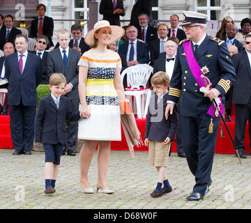 Prinz Laurent und Prinzessin Claire mit den Zwillingen Prinz Nicolas und Prinz Aymeric kommen für die Militärparade anlässlich der belgischen Nationalfeiertag in Brüssel, 21. Juli 2012. Foto: Patrick van Katwijk Niederlande Stockfoto