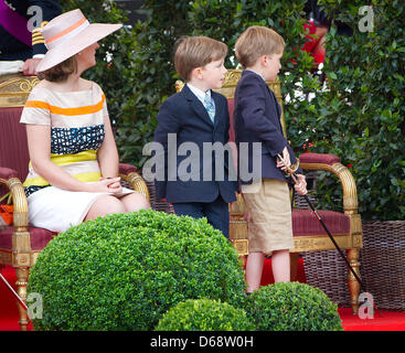 Prinzessin Claire mit den Zwillingen Prinz Nicolas und Prinz Aymeric besuchen die Militärparade anlässlich der belgischen Nationalfeiertag in Brüssel, 21. Juli 2012. Foto: Patrick van Katwijk Niederlande Stockfoto