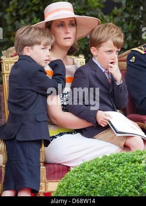 Prinzessin Claire und den Zwillingen Prinz Nicolas und Prinz Aymeric von Belgien besuchen die Militärparade anlässlich der belgischen Nationalfeiertag in Brüssel, 21. Juli 2012. Foto: Patrick van Katwijk Niederlande Stockfoto