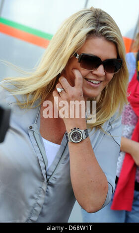 Corinna Schumacher, Frau des deutschen Formel1 Rennfahrer Michael Schumacher von Mercedes-AMG, abgebildet auf der Koppel an der Rennstrecke Hockenheimring in Hockenheim, Deutschland, 22. Juli 2012. Foto: Bernd Weissbrod Dpa +++(c) Dpa - Bildfunk +++ Stockfoto