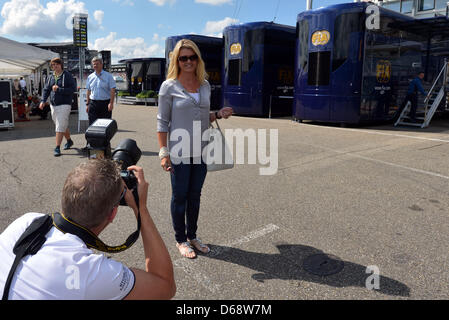 Corinna Schumacher, Frau des deutschen Formel1 Rennfahrer Michael Schumacher von Mercedes-AMG, abgebildet auf der Koppel an der Rennstrecke Hockenheimring in Hockenheim, Deutschland, 22. Juli 2012. Foto: Bernd Weissbrod dpa Stockfoto