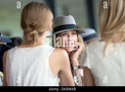 Schauspielerin Alexandra Neldel besucht der Grosser Preis von Berlin (eine Gruppe 1 flache Pferderennen) an der Rennstrecke in Berlin-Hoppegarten, Deutschland, 22. Juli 2012. Foto: Jörg Carstensen Stockfoto