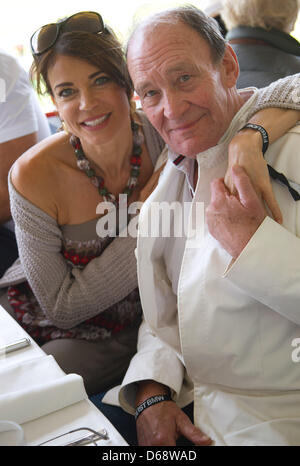 Schauspieler Gerit Kling und Michael Mendl besuchen Grosser Preis von Berlin (eine Gruppe 1 flache Pferderennen) an der Rennstrecke in Berlin-Hoppegarten, Deutschland, 22. Juli 2012. Foto: Jörg Carstensen Stockfoto