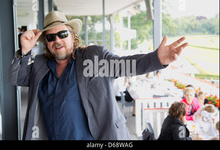 Schauspieler Armin Rohde besucht der Grosser Preis von Berlin (eine Gruppe 1 flache Pferderennen) an der Rennstrecke in Berlin-Hoppegarten, Deutschland, 22. Juli 2012. Foto: Jörg Carstensen Stockfoto