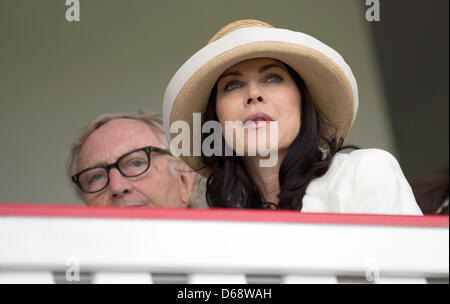 Schauspieler Anja Kruse und Ekkehard Streletzki besuchen Grosser Preis von Berlin (eine Gruppe 1 flache Pferderennen) an der Rennstrecke in Berlin-Hoppegarten, Deutschland, 22. Juli 2012. Foto: Jörg Carstensen Stockfoto