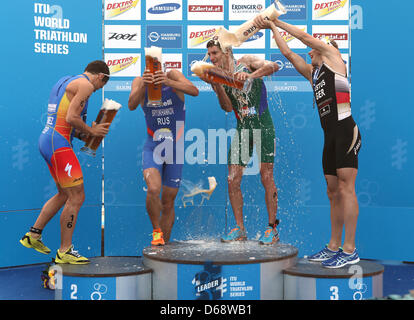 Gewinner Richard Murray aus Südafrika, 2. platzierte Javier Gomez (L) aus Spanien und 3. platzierte Steffen Justus aus Deutschland und der Anführer der ITU Triathlon World Cup ranking Alexander Bryukhankov aus Russland feiern auf dem Podium nach den Männern Dextro Energy Triathlon ITU World Championship-Rennen in Hamburg, Deutschland, 21. Juli 2012. Foto: Daniel Reinhardt Stockfoto