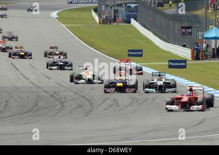 Spanisch-Formel-1-Fahrer Fernando Alonso Ferrari führt vor deutschen Sebastian Vettel (L) von Red Bull, der von seinem Landsmann Michael Schumacher (R) of Mercedes AMG beim Start des Formel 1 Grand Prix von Deutschland auf dem Hockenheimring verfolgen in Hockenheim, Deutschland, 22. Juli 2012 angegriffen wird. Foto: David Ebener Dpa +++(c) Dpa - Bildfunk +++ Stockfoto