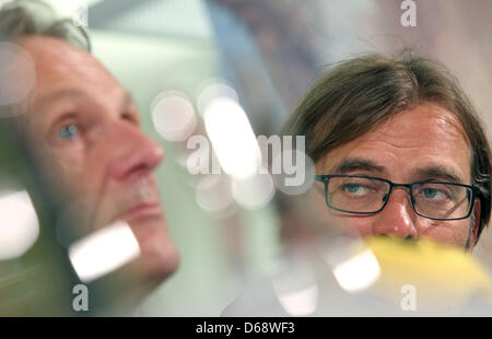 Geschäftsführer der vorentscheidendes Fußballverein Borussia Dortmund, geben Joachim Watzke (L) und Trainer Juergen Klopp eine Pressekonferenz in Bad Ragaz, Schweiz, 22. Juli 2012. Borussia Dortmund bereitet sich derzeit auf der neuen Bundesliga-Saison 2012 / 2013 in einem Trainingslager in Bad Ragaz. Foto: KARL-JOSEF HILDENBRAND Stockfoto