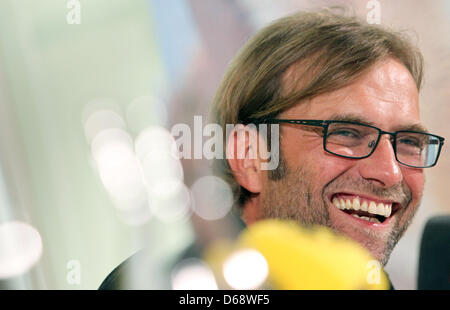 Cheftrainer der vorentscheidendes Fußballverein Borussia Dortmund, Juergen Klopp, lächelt während einer Pressekonferenz in Bad Ragaz, Schweiz, 22. Juli 2012. Borussia Dortmund bereitet sich derzeit auf der neuen Bundesliga-Saison 2012 / 2013 in einem Trainingslager in Bad Ragaz. Foto: KARL-JOSEF HILDENBRAND Stockfoto