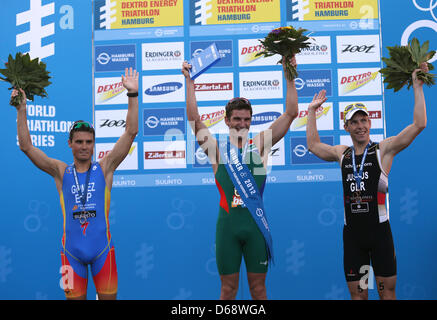 Gewinner Richard Murray aus Südafrika, 2. platzierte Javier Gomez (L) aus Spanien und 3. platzierte Steffen Justus (R) aus Deutschland feiern auf dem Podium nach den Männern Dextro Energy Triathlon ITU World Championship-Rennen in Hamburg, Deutschland, 21. Juli 2012. Foto: Christian Charisius Stockfoto